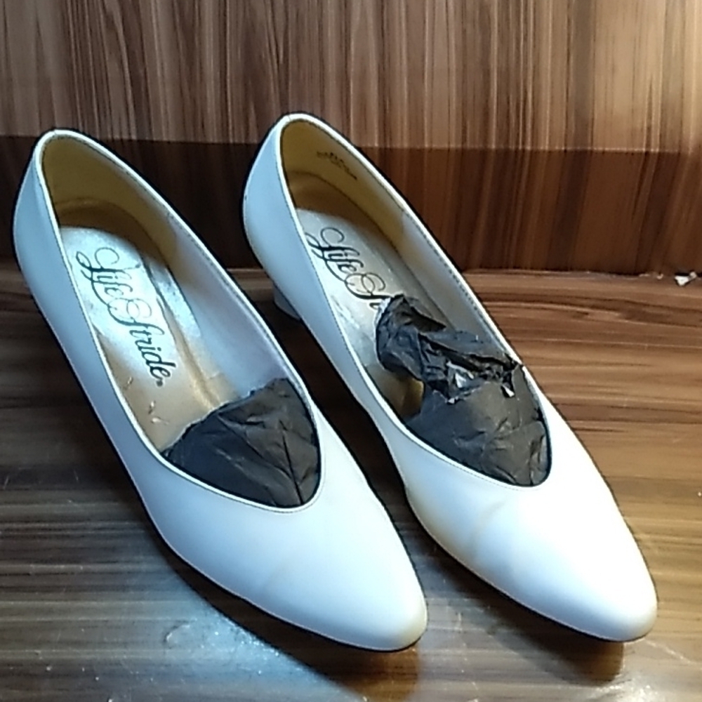 Life Stride 8.5 cream color heels